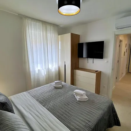 Seaside With A Swimming Pool Silo, Krk - 21242 Apartman *